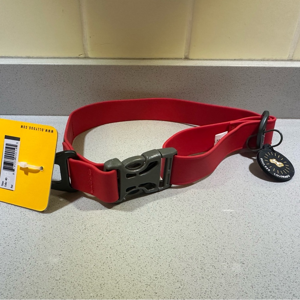 Olly Dog Tilden Collar. Size M. Red. Durable laminate coating. Easy to clean.
